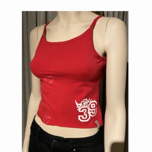 Babytee - Topp från h&ms gamla barnkollektion Dubster. Det är en storlek 146 men passar ca S/M då den den är stretchig! Toppen är i fint skick😊