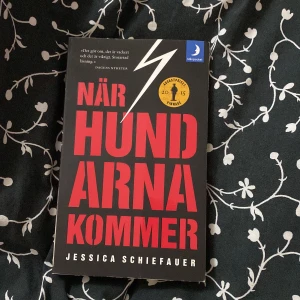 När hundarna kommer - En bok som heter ”När hundarna kommer” som är skriven av Jessica Schiefauer. Boken är mycket intressant  och ni kommer inte att ångra er. Vinnare av augustpriset 2015. Köparen står för frakten ❤️