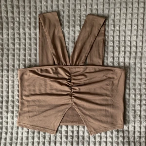 Brun topp - Skitsnygg ”siden” topp i en cool cut out-modell🤎  Använd fåtal gånger 