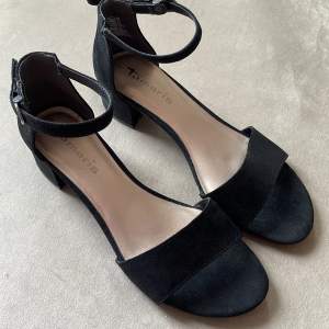 Säljer dessa fina svarta sandaler med låg klack i strl 41! De är i superbra skick och använda en gång på en skolavslutning. Nypris: 650kr🤍