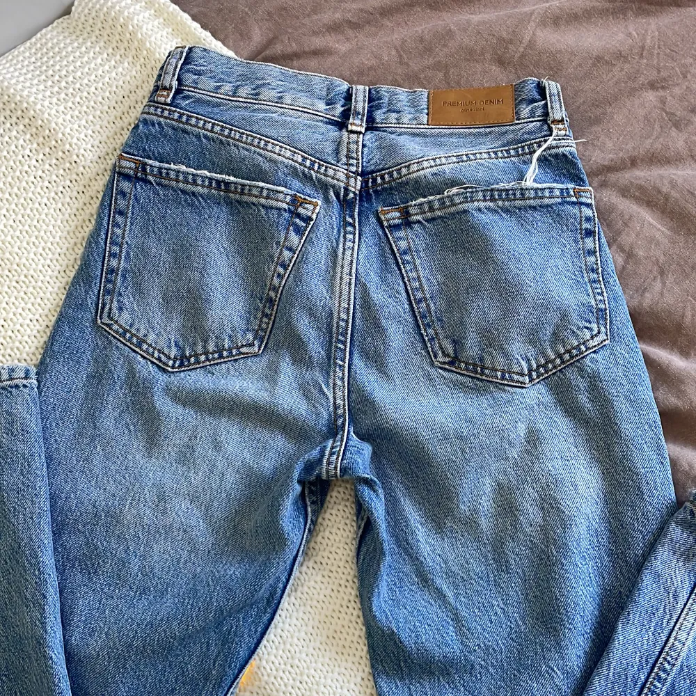 De här jeansen är köpte på gina tricot för ungefär 2 år sedan, de är väl använda men skicket är fortfarande detsamma. Tyvärr har jag växt ur dem och nu har de bara legat i min garderob, därför väljer jag nu att sälja de vidare. Ord pris: 500kr. Jeans & Byxor.