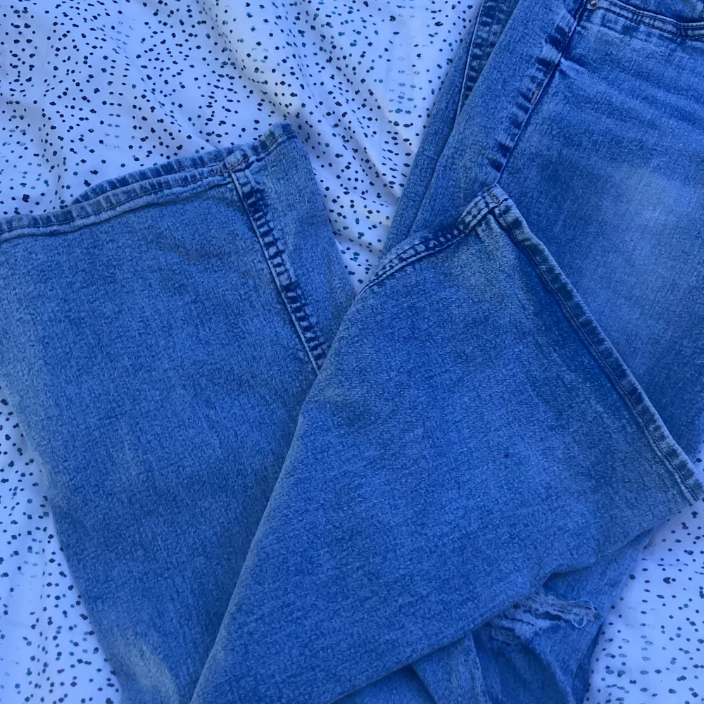 säljer mina fina blå jeans från Hm som jag knappt har använt, har använt fåtal gånger men dom värkar inte komma till någon användning.😁👍🏼. Jeans & Byxor.
