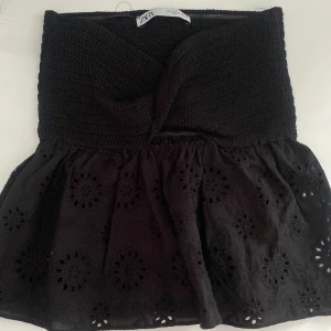 Zara topp - Säljer den populära toppen från zara pågrund av att den är för liten för mig, perfekt till sommaren. Resåren är lite trasig men den funkar lika bra 