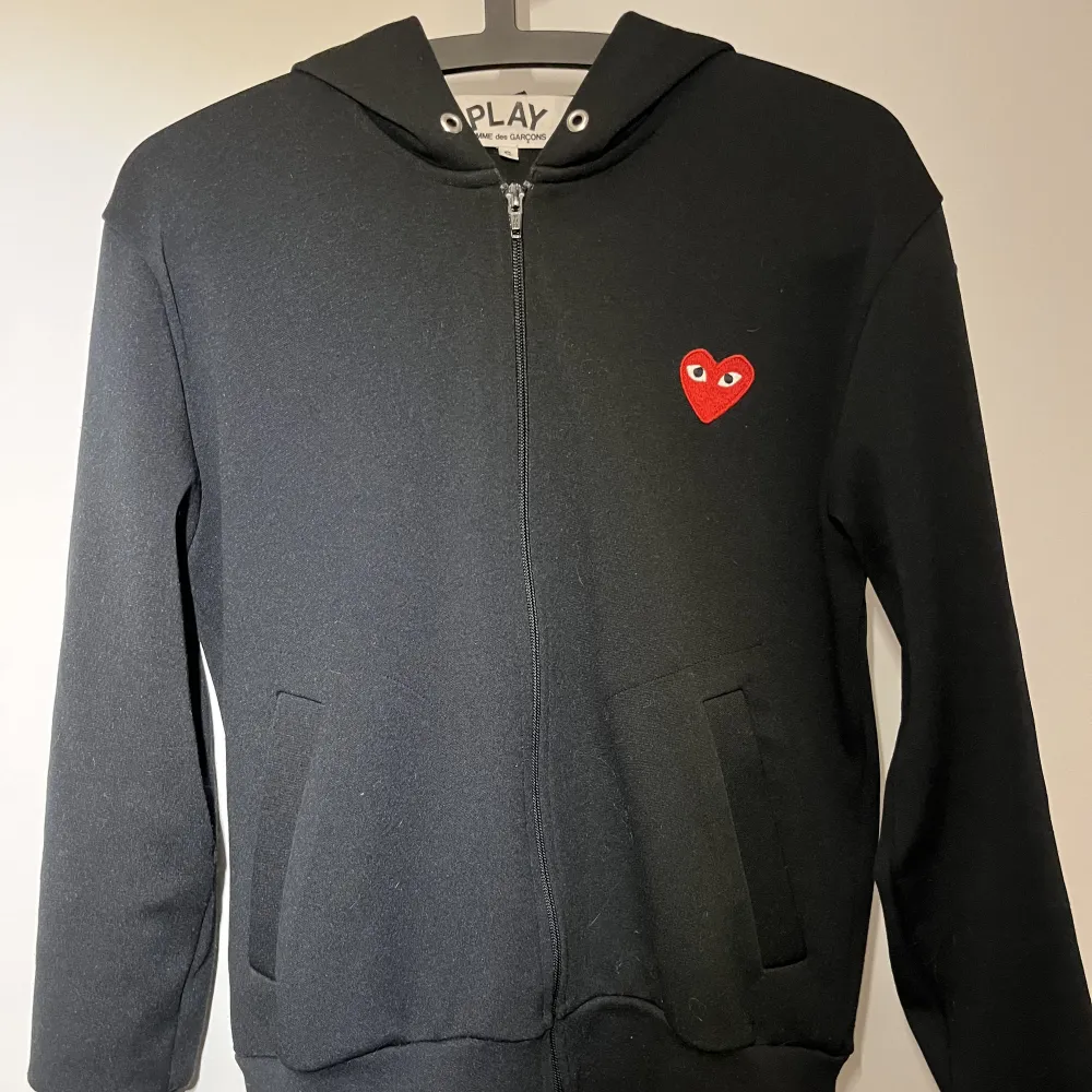 Svart zip up hoodie från Cdg🤩Tidigare favorit som jag säljer då den inte kommer till användning längre. Nypris ca 3000kr. Pris kan diskuteras😄. Hoodies.