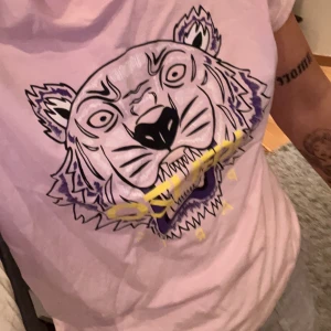 kenzo tshirt i storlek S - säljer min kenzo t shirt pga den ej kmr till användning🥰