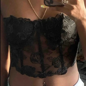 Topp - Jättefin svart blommig spets topp🤍 Den är som ny pga att den inte passar mig tyvärr, i storlek M men skulle säga är lite liten i storlek och passar storlek S. Första bilden är lånad