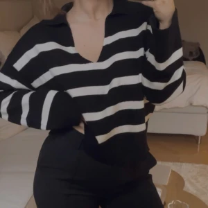 Stickad tröja från Bershka - Stickad tröja från Bershka inköpt i London i December men endast använt en gång.  Storlek S.  Nypris 399, säljs för 130kr