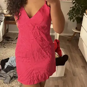 Hej!! Säljer denna jätte fina rosa klänningen från h&m, endast använd 1 gång. Strl S men skulle säga att den mer sitter som en M🫶 