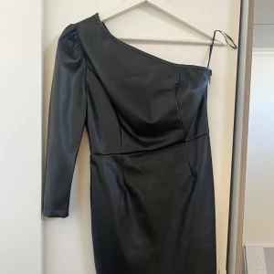 Skinnklänning - Enarmad skinnklänning. Använd två tillfällen och i bra skick. Pris 300kr. Storlek s. Skriv för mer bilder! Pris kan diskuteras