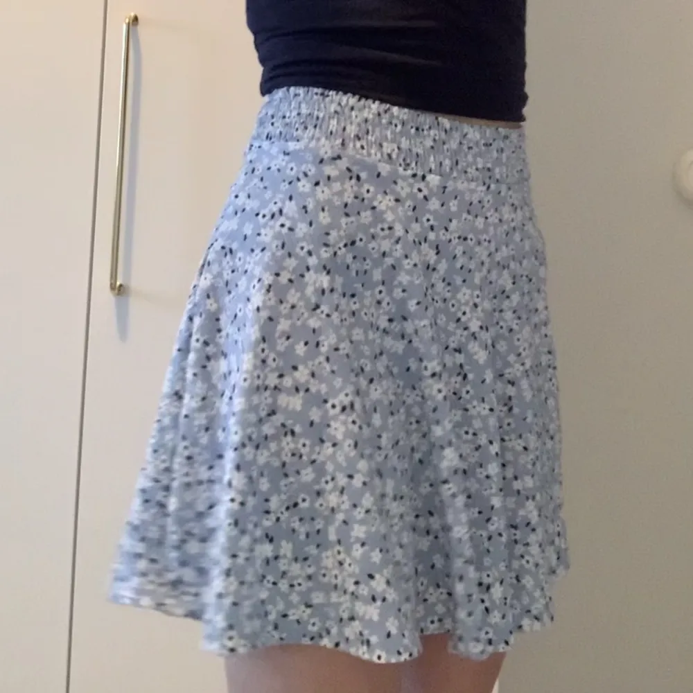 Ljusblå blommig kjol från lager 157 i storlek xs/s. Endast använd en gång så väldigt fint skick. Säljer för 30kr+frakt.. Kjolar.