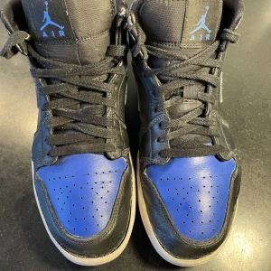 Jordan Air blå/svarta - Säljer ett par Jordan Air, blå/svarta i begagnat skick. Skinnskor. Ett hål på vänster sko vid toe box och slitage på sulorna och såklart kan priset alltid diskuteras och är villig att gå ner mer vid snabba affärer! 