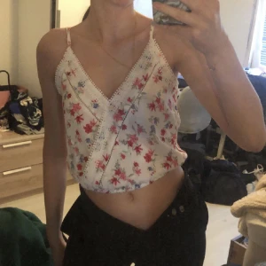 Blommigt linne  - Sött linne, perfekt både till våren och sommaren! Fint om man parar med jeansjacka ☺️ Knappt använd. Storlek 34 men passar även 32. 