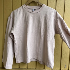 Ros-rosa tröja & other stories  - Ros-rosa långärmad t-shirt från & other stories. Inga tecken på användning 
