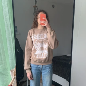 Sweatshirt - Säljer den här då jag inte längre använder den så mycket. Sitter bra på mig som är 172 och har relativt långa armar. Längden är 63cm. Färgen på den är mörk beige. Skriv för mer info🤎