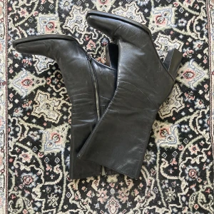 Läderstövlar med klack - Jättefina läderstövlar köpta på Humana i Malmö. Jättesynd att behöva sälja men de passar mig tyvärr inte, de har blivit lätt uttöjda hos skomakare så de passar en 37,5-38