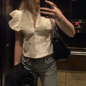 Vit zara topp - Vit zara topp från barnavdelningen men passar mig som är en xs/s i vanliga fall, så fin till vår och sommaren!😍