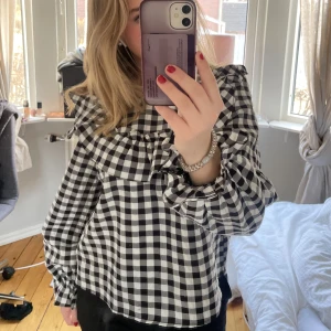 Rutig blus - Fin rutig blus som länge vart en favorit i strl S! Bra skick, säljer då den tyvärr ej kommer till användning längre ❤️150kr + frakt (skriv vid fler frågor/bilder)