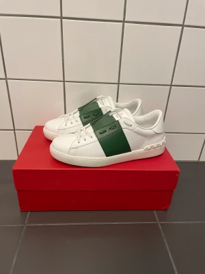 Valentiono Open Sneaker Skor - Valentino Open Sneaker Grön  Storlek: 40 Skick: 10/10 (nyskick, box och kvitto ingår) Retail: 7500kr Mitt pris: 3999kr Skriv vid frågor eller funderingar🤗 
