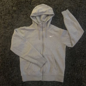 NIKE HOODIE - Grå Nike hoodie! Storlek S. Hög dragkedja till luvan. Perfekt skick! 🤠Köparen står för frakten! 🚚 
