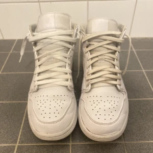 Jordan Air 1 Mid - Hej, säljer här ett par jordans 1 mid i storlek 41 för mer bilder fråga fraktar eller möts up.