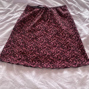 Somrig kjol - Säljer denna söta kjolen inför sommaren till någon som är lite längre än mig. Knappt använd. Jag är 164 cm för referens o den när mig runt knäna