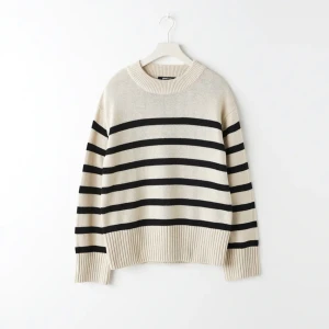 Stickad tröja - Säljer denna slutsålda stickade tröja från Gina då den inte kommer till användning längre. Är i bra skick, inga defekter elr annat…