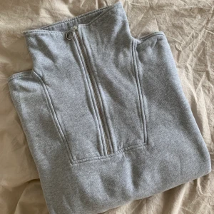 Tröja Arket  - Grå sweater från Arket. Dragkedja vid halsen och hål för tummen i ärmen. Bra skick! Perfekt att slänga över klänningen till kalla vår och sommarkvällar 🤩