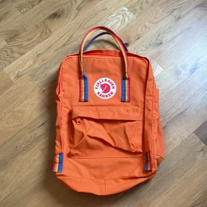 Ryggsäck från fjällräven  - Jag säljer en ryggsäck från fjällräven i nyskick. Ryggsäcken är aldrig använd och ett sittunderlag medföljer! En nyköpt ryggsäck kostar 1099 kronor.