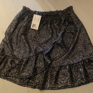 Glittrig kjol från Monki  - Jättefin kjol från Monki. Glittrig och perfekt längd. Bara testad med lappen kvar🤍