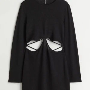 Hm Knit dress- - Svart miniklänning från H&M i strl L! Väldigt bra skick, helt oanvänd. 