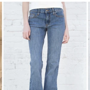 Bootcut jeans  - Skitsnygga jeans från Brandy Melville, endast använda ett fåtal gårnger. Har dock satt dit en extra knapp pågrund av att dom var lite små💗