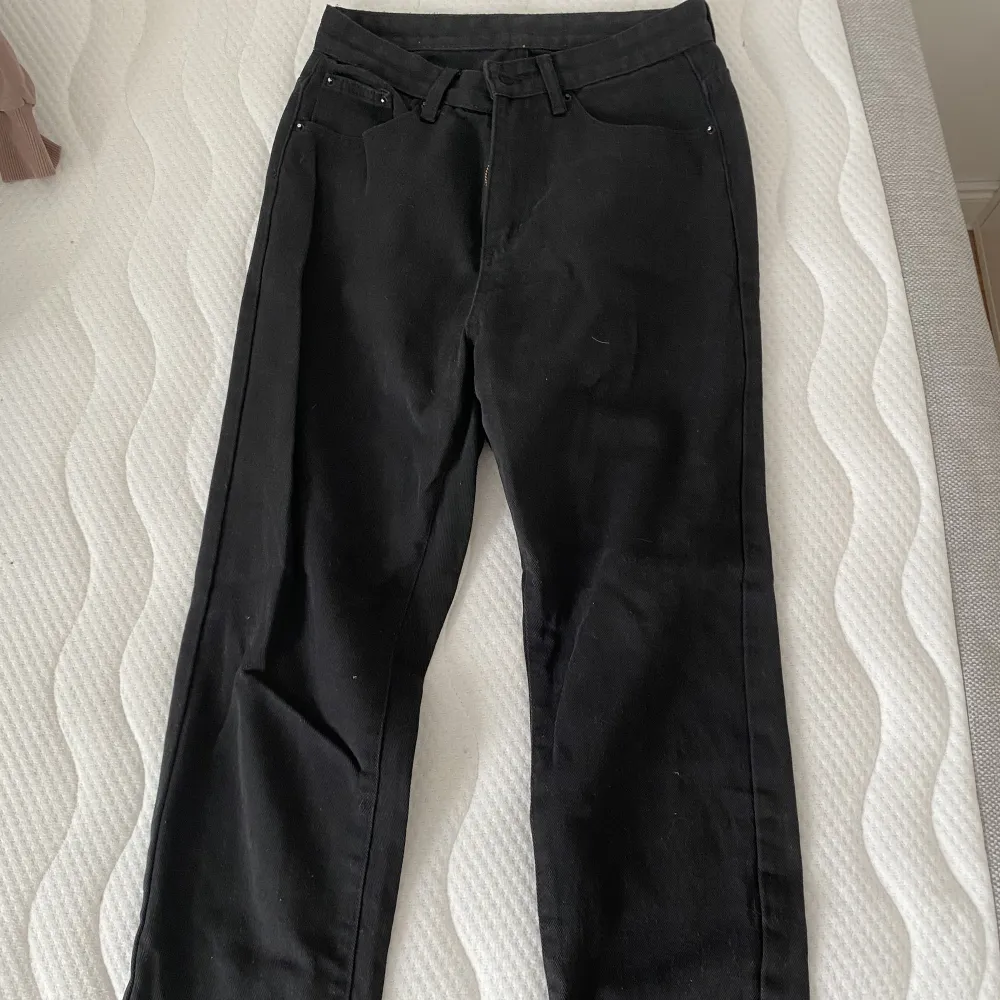 Säljer 2 par svarta jeans i modellen ”Mom jeans”. Ena paret är storlek S och andra M och de är båda bra i längden för mig som är 167. 75kr/st+frakt . Jeans & Byxor.