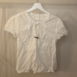 Blus från Odd Molly - Jättesöt blus från Odd Molly i storlek 1. Använd men i mycket fint skick!