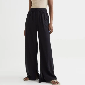 Svarta linnebyxor! - Säljer mina svarta linnebyxor! Köpte dom i somras men i fint skick! Dom är helsvarta i linnematreal med en slits i fotändan.bra i längden på mig som är 167. Storlek xs men passar även en s. Dom är slutsålda på hemsidan nypris 299kr💕 90kr + frakt