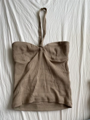 topp - Säljer denna jätte fina top från gina då den tyvärr blivit förliten vid brösten, bråka går att diskutera 