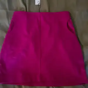 Helt ny, aldrig använd kjol från Diane Von Furstenberg i mörk rosa/ fuchsia.  100% silk.  