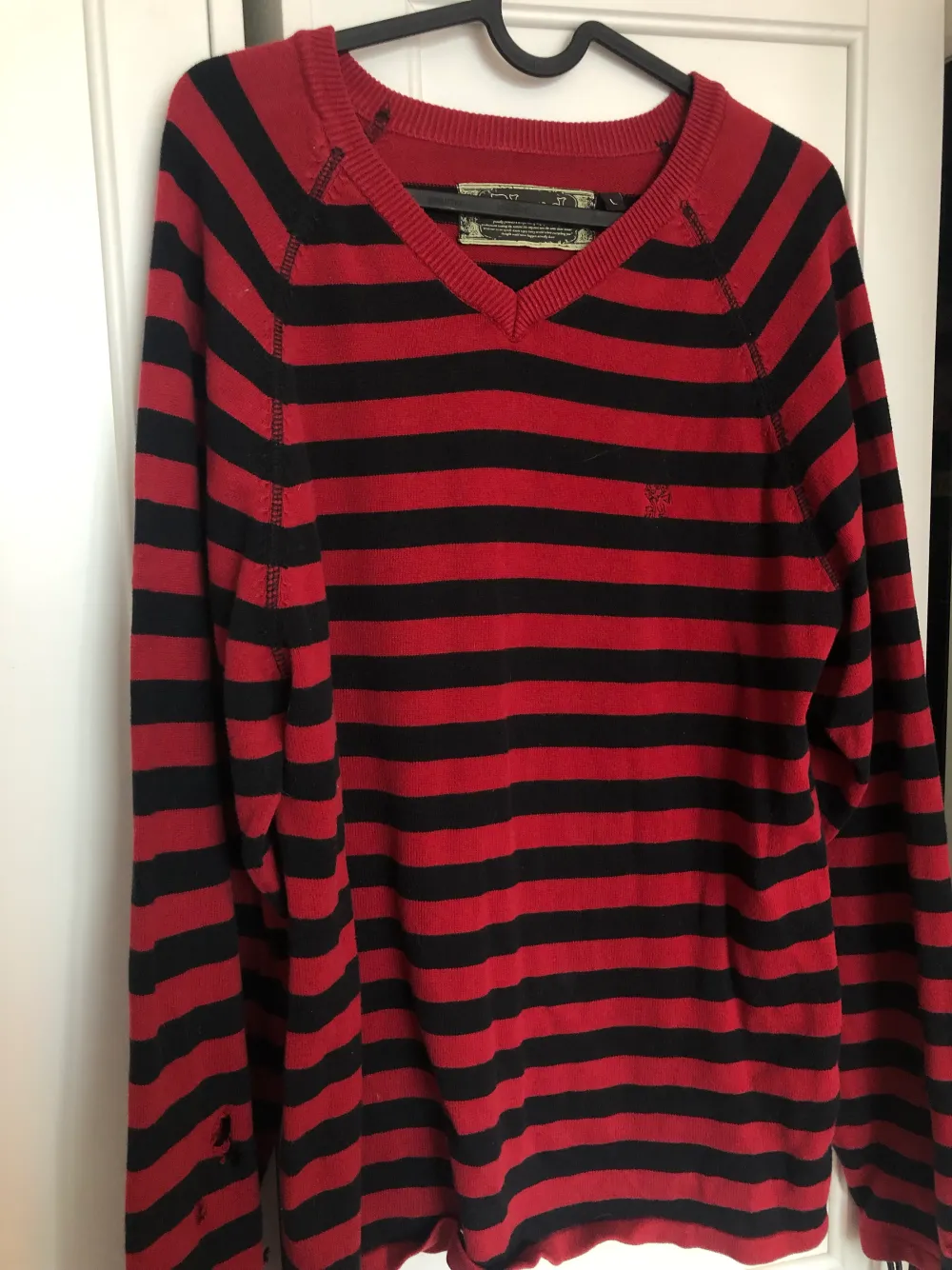 Svart röd randig tröja, Kurt Cobain inspo. Slitna i ärmar för stil. Vintage och knappt använd . Tröjor & Koftor.