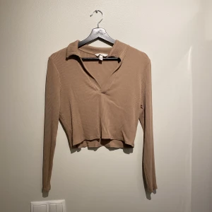 Tröja - Går ungefär till naveln på mig som är 172cm