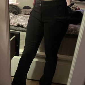 Bootcut jeans - Jättesnygga bootcut jeans från shein. Säljer dem pga används inte ❤️ De är lågmidjade. Endast testade ca 2 gånger. Orginalpris 250. Är stretchiga så de passar Xs-S.