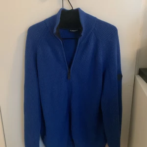 J.Lindeberg Kyler Zip  - J Lindeberg Kyler Zip. Supersnygg kofta i väldigt fint skick, har ej använts mycket. Fin blå färg, storlek Medium. Produceras inte längre så den är svår att få tag på. Nypris 2000 kr, säljer för 500. 