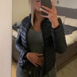Jacka  - Säljer min jacka som är perfekt tunn för både vår och tidig höst. Säljer pga för liten och bara har hängt i min garderob, skriv om fler bilder behövs eller så, kan även sänka priset vid snabb affär💞💞