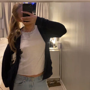 Stickad sip up - Mörkblå stickad sip upp köpt i Frankrike så märket är jag osäker på men fint skick och super skönt storlek s/m ❤️