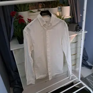 Säljer en helt ny jack jones skjorta som användes en gång. Jag säljer den då jag växte ur den.  