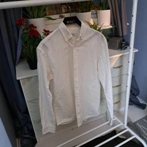 JACK JONES vit Skjorta: S - Säljer en helt ny jack jones skjorta som användes en gång. Jag säljer den då jag växte ur den.  