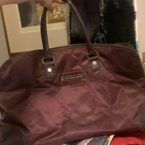 victorias secret väska - äkta victorias secret väska köpt i new york cirka 2015. superbra skick utom en skråma längst ner på kanten, skickar gärna bild om det önskas! priset kan diskuteras vid snabb affär!💕