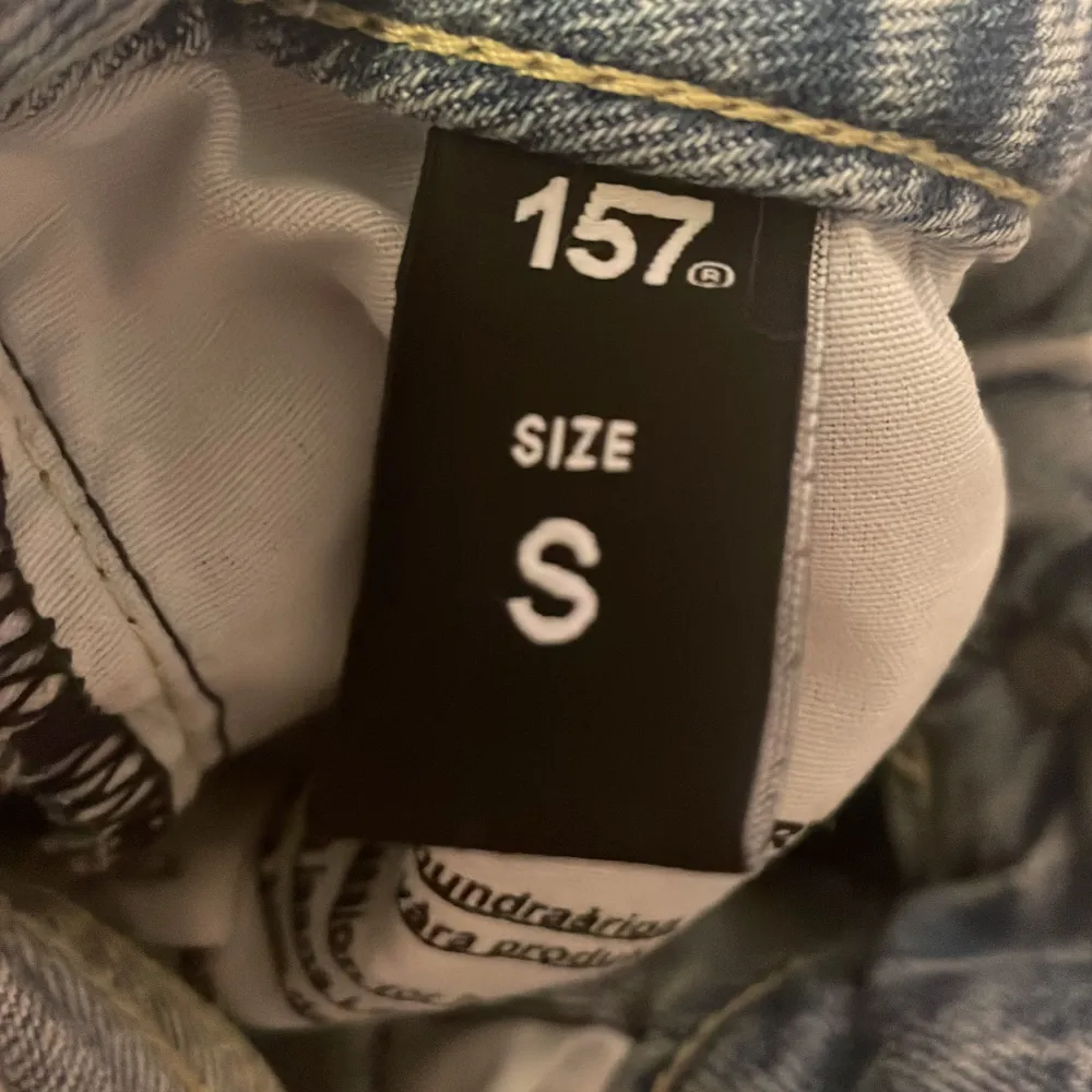 Säljer för dom är för korta. Dom är använda ett par gånger dom är i ganska bra skick dom är i storlek S. Jeans & Byxor.