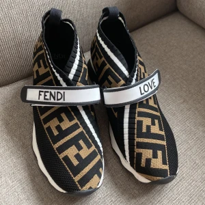 Fendi skor - Fendi skor, fick dom som present, aldrig använda, mycket bra i skick.