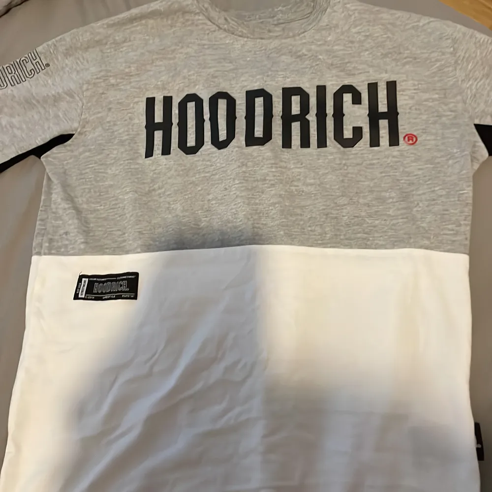 Med tidigare annonsen med hoodrich hoodien får ni t-shirten med på köpet. T-shirt använts två gånger hemma säljer pågrund av har ingen användning till de. Köper man enbart bara t-shirten är priset 150kr ordinarie pris var 400kr. T-shirts.