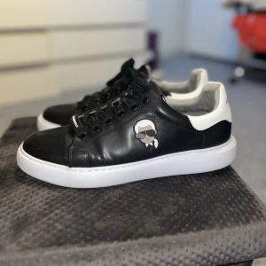 Karl Lagerfeld Sneakers - Karl Lagerfeld Sneakers Köpta i USA för 200$ = 2000kr Säljer pga att dom är lite för stora Skick 9/10