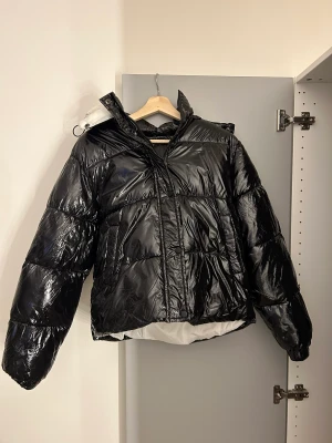 Jacka  - Super snygg glansig jacka från boohoo.  